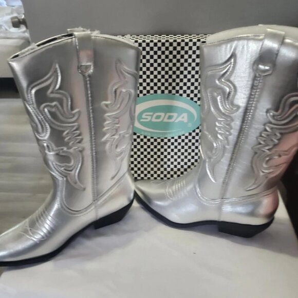 Soda Women's Faux Leather Silver Cowboy Cowgirl Mid Block Heel Boots Sz 9 NIB - Picture 3 of 4